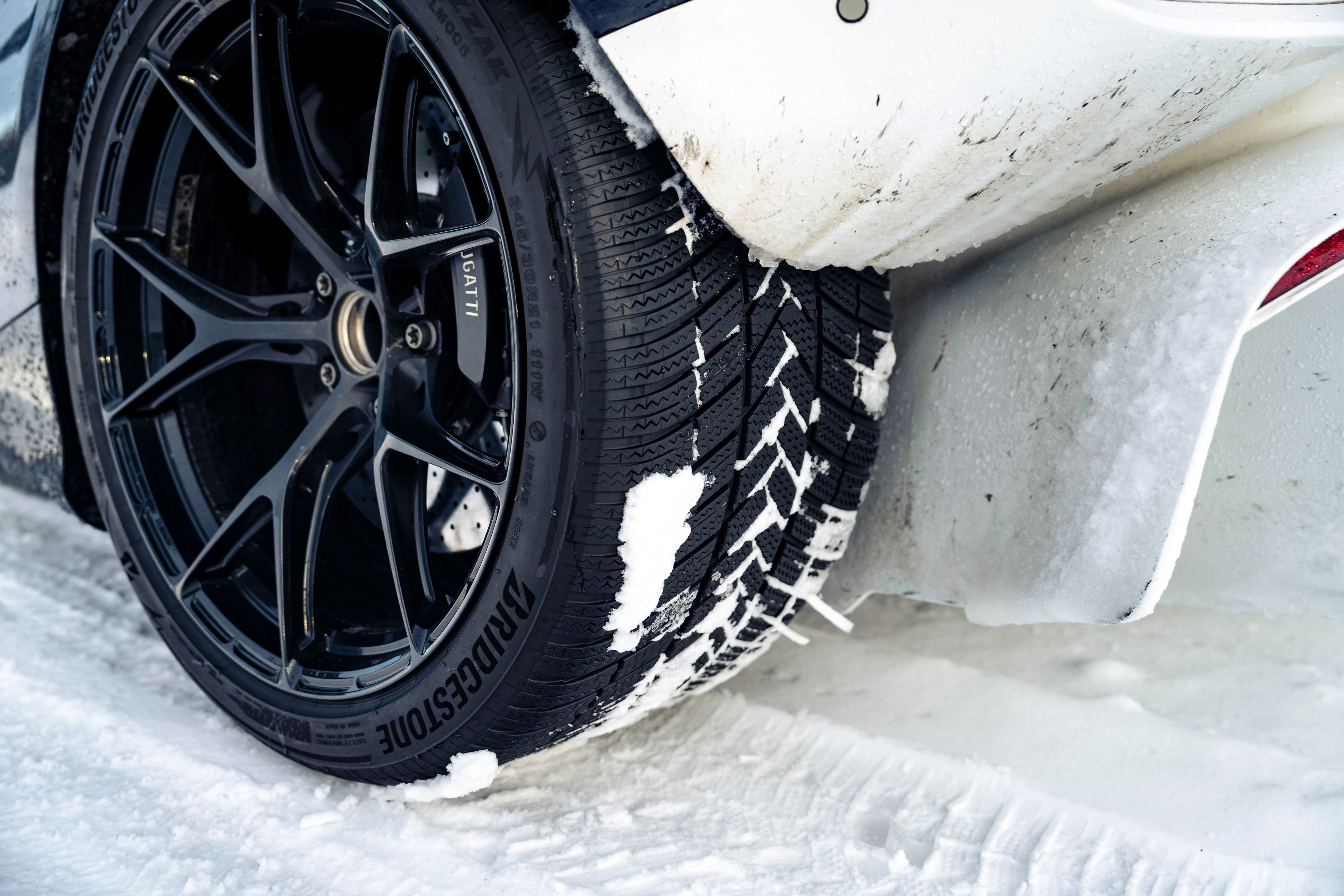 Der Tourbillon muss dem Fahrer auf allen Oberflächen - selbst jenen mit wenig Grip - ein ausgezeichnetes Fahrverhalten und Sicherheitsgefühl vermitteln.